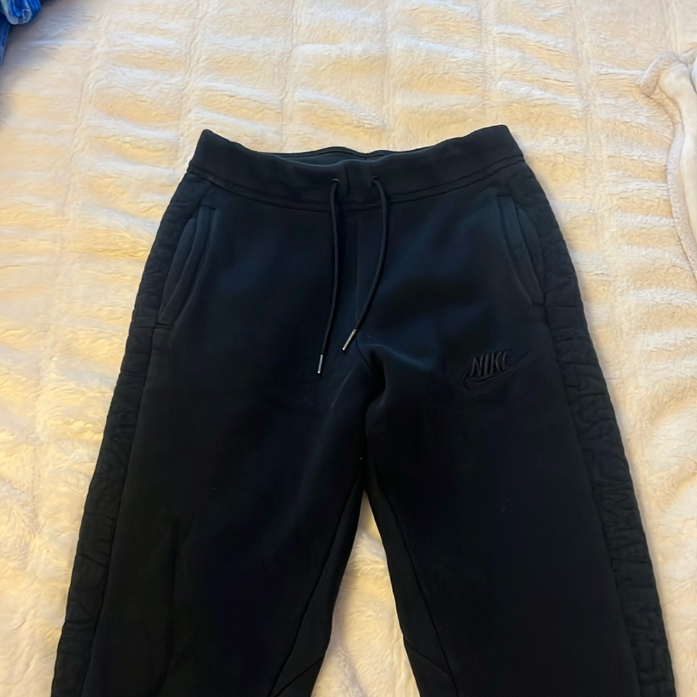 These Nike sweatpants have barely been worn great for the winter and comfortable